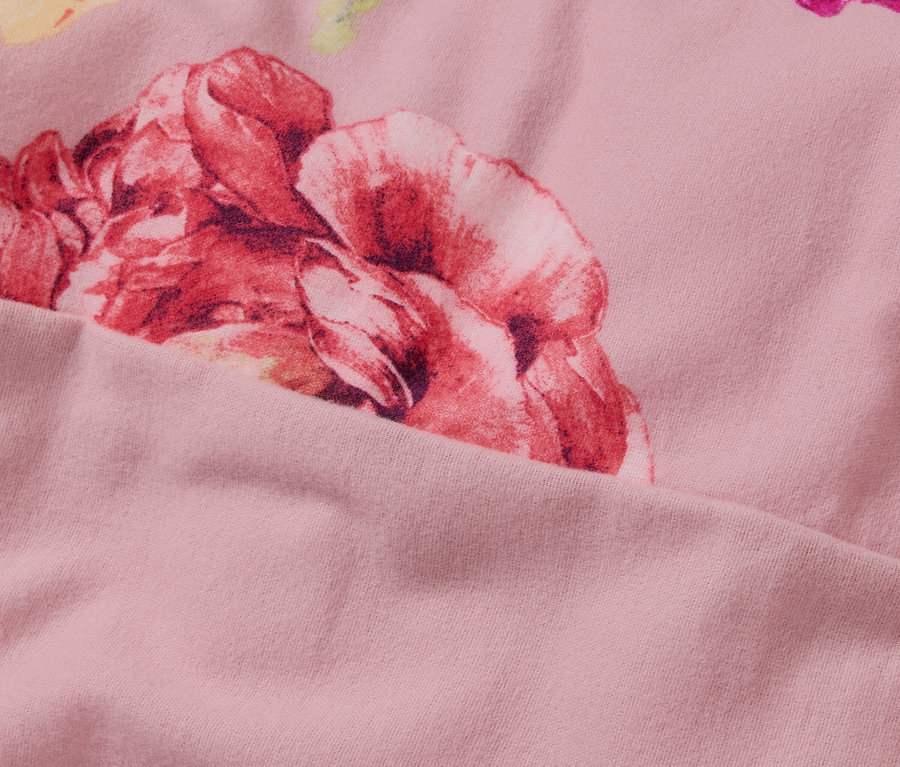 Gros plan d'une parure de lit en molleton rose de taille standard avec un motif floral.