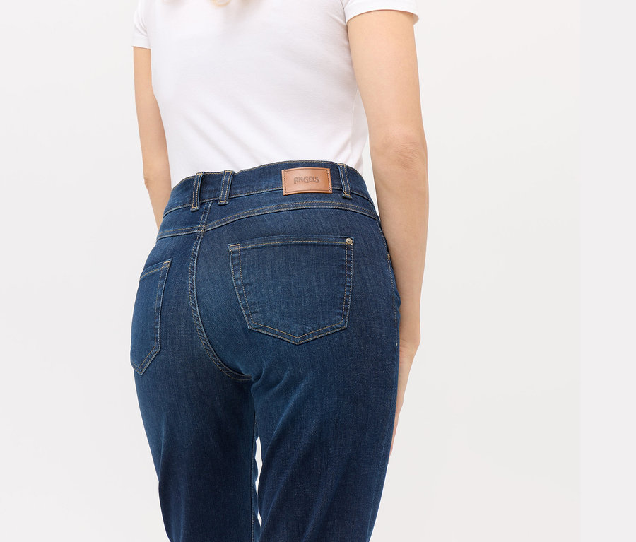 Vue arrière d'une femme portant un jean Angels « Lara » coupe droite, bleu foncé.