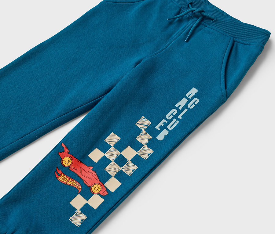 Pantalon de survêtement bleu avec une voiture rouge et un motif à carreaux.