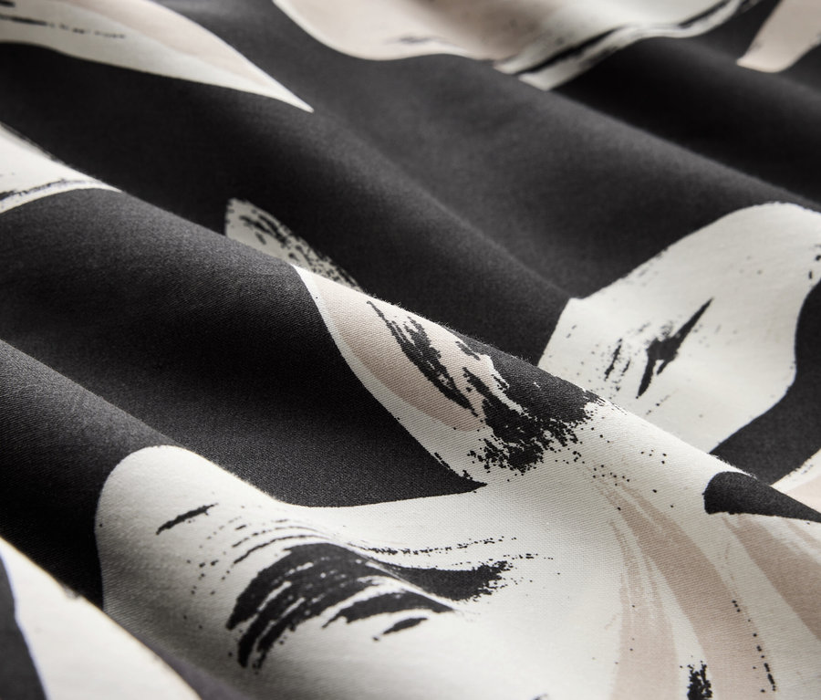 Gros plan d'un tissu noir et blanc à motif floral.