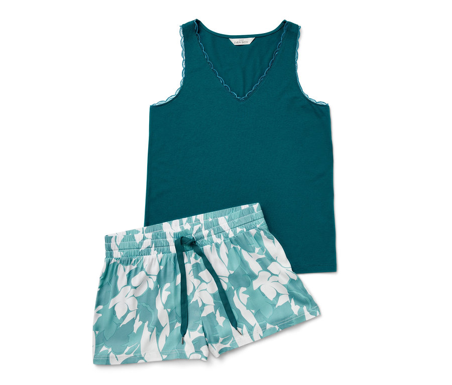 Gros plan sur un ensemble pyjama shorty vert avec un short à fleurs.