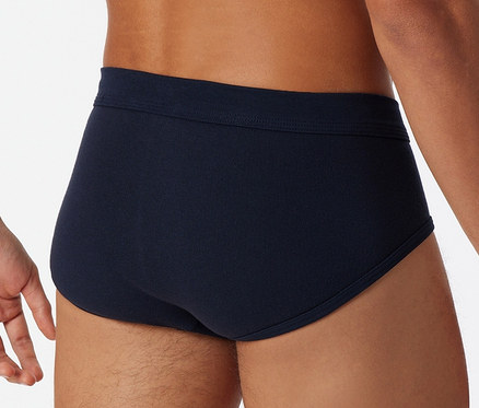 Homme posant en 2 slips de sport SCHIESSER bleu marine.