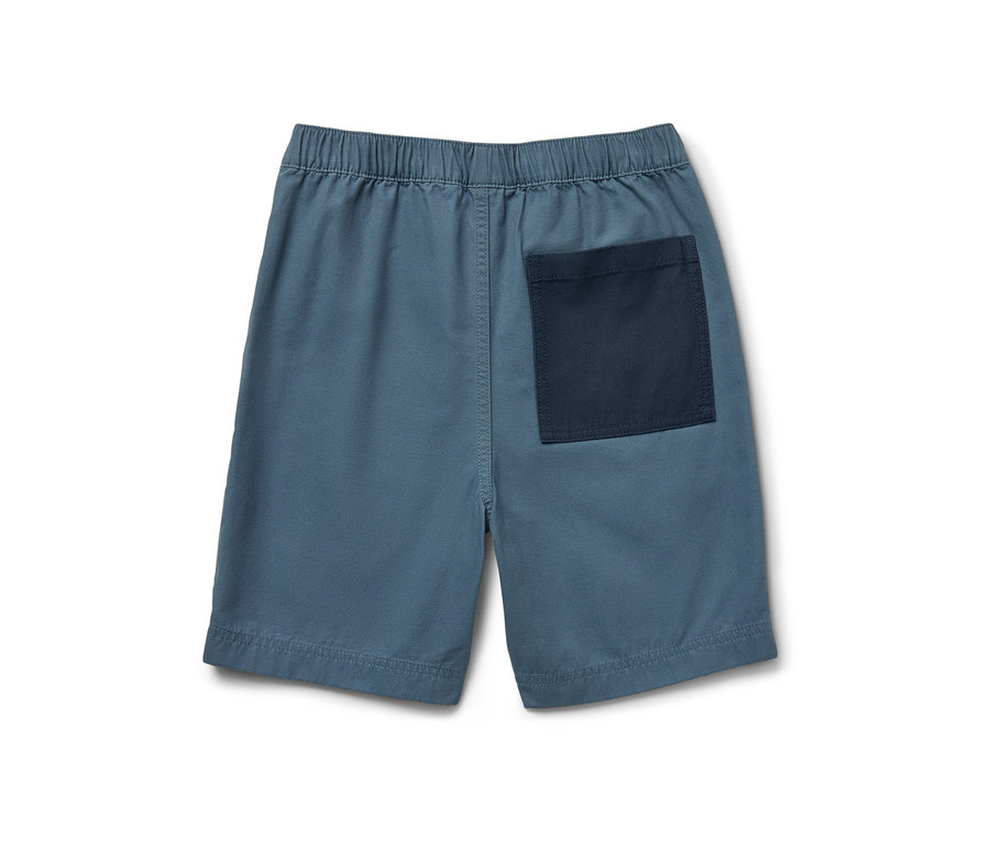 Bermudas pour enfant bleus avec une poche bleu foncé à l'arrière.