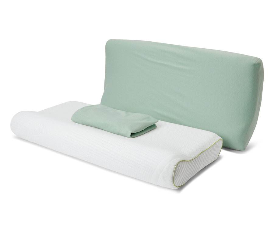 Deux housses vertes pour oreillers cervicaux en jersey posées sur un oreiller blanc.