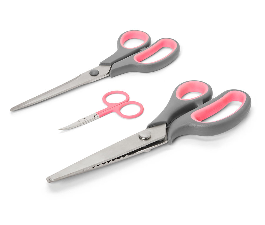 Ensemble de ciseaux à tissu avec manches gris et intérieurs roses sur fond blanc.