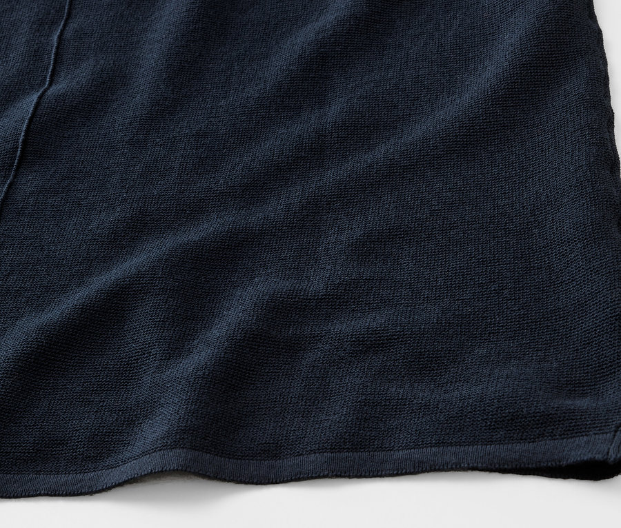 Gros plan sur un t-shirt en maille fine bleu marine.