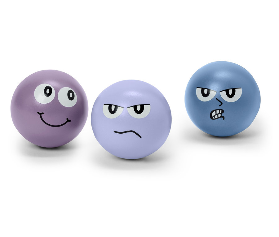 Trois boules colorées avec différentes expressions faciales.
