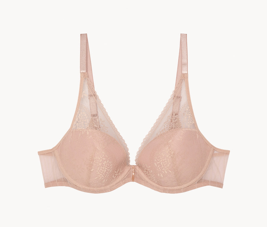 Soutien-gorge beige en dentelle avec armatures et bretelles réglables.