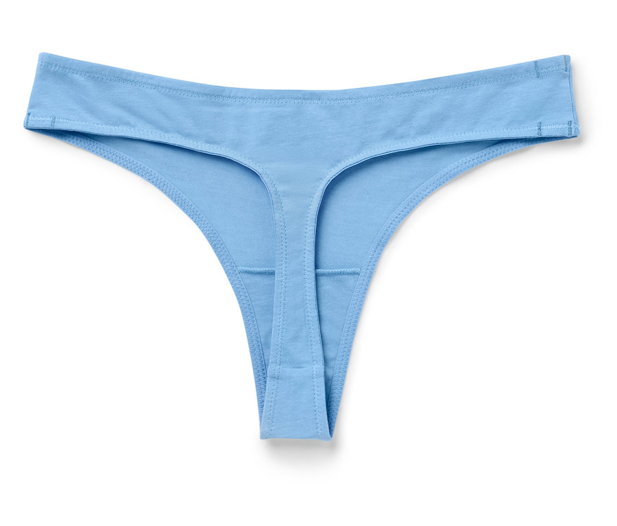 Un string bleu clair sur un fond blanc.