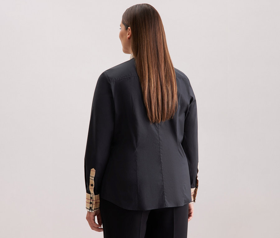 Vue arrière d'une femme aux longs cheveux bruns portant un chemisier en popeline à carreaux Seidensticker noir.