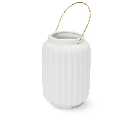 Lanterne blanche avec une surface texturée et une poignée dorée.