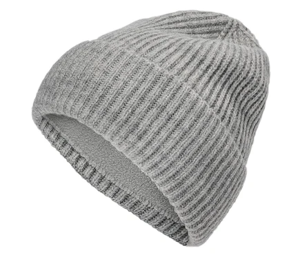 Gros plan d'un bonnet gris tricoté.
