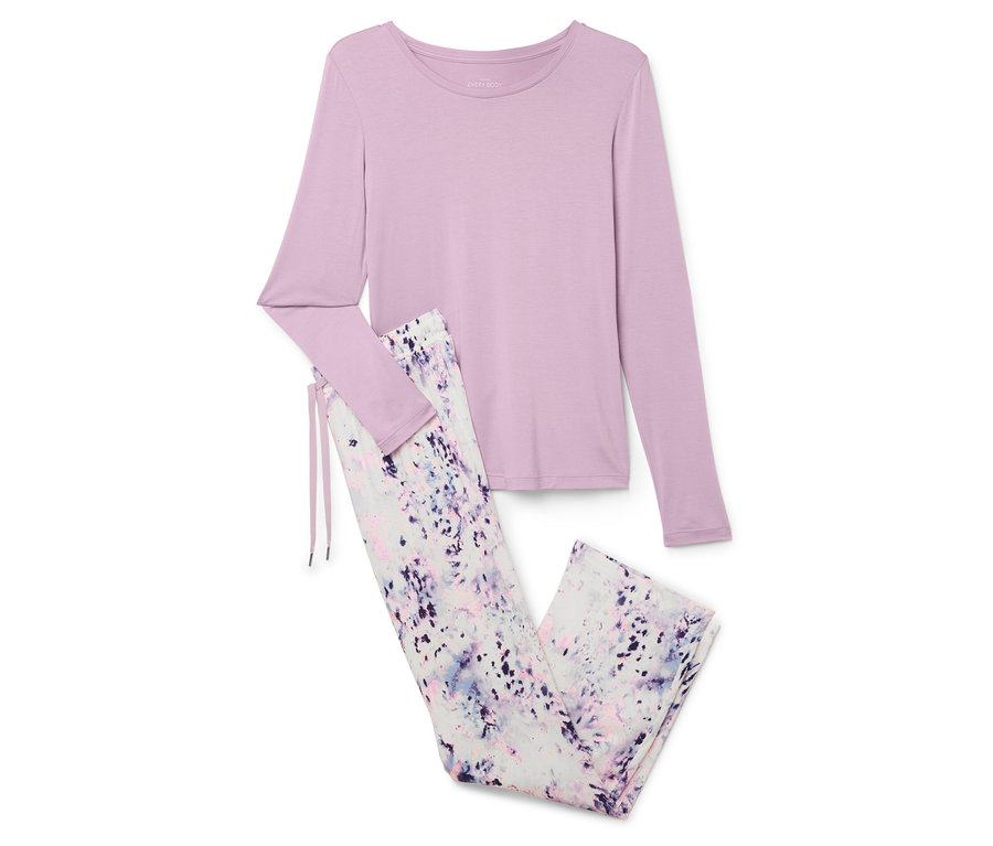 Un haut à manches longues lilas et un pantalon à motifs sont posés sur un fond blanc.