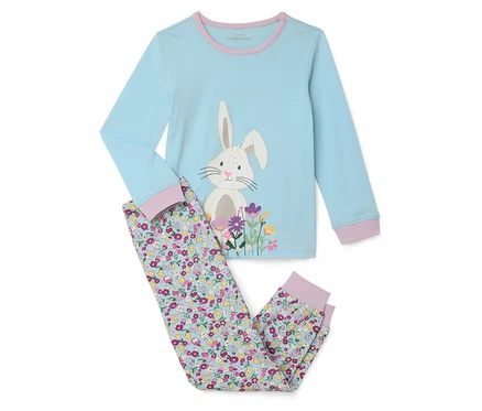 Pyjama bleu avec lapin et pantalon à fleurs.