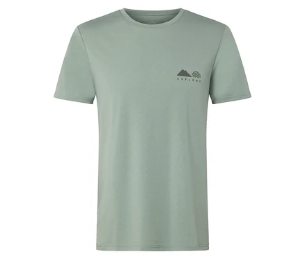 T-shirt vert clair à manches courtes avec un petit imprimé montagne et arc-en-ciel sur la gauche.