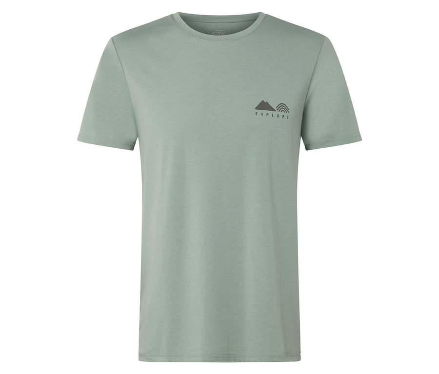 T-shirt vert clair à manches courtes avec un petit imprimé montagne et arc-en-ciel sur la gauche.