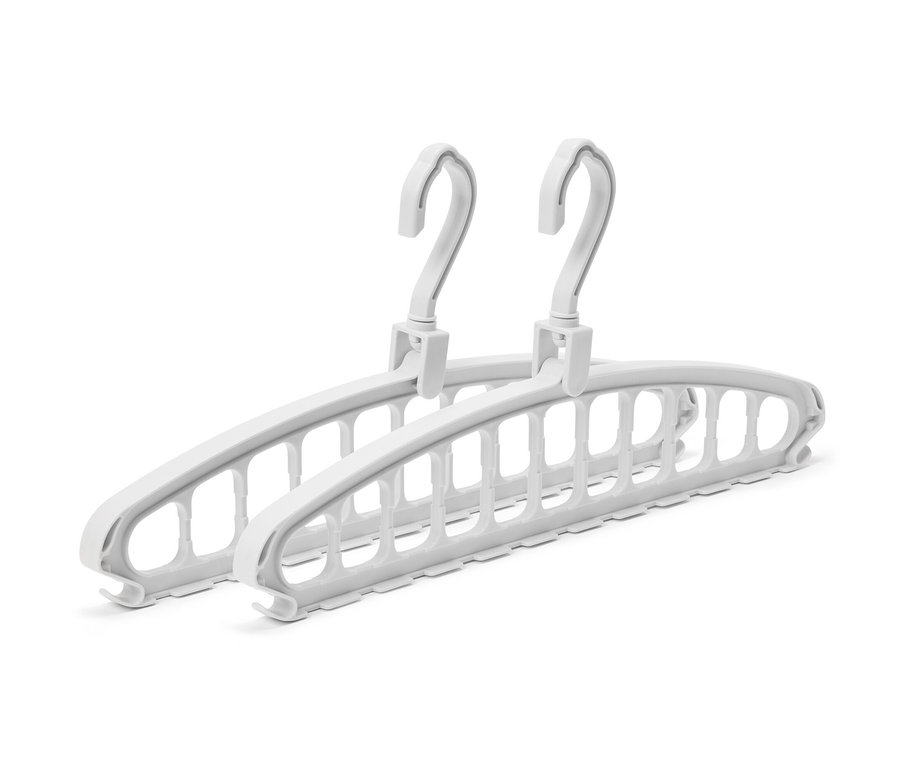 Deux cintres multifonction blancs.