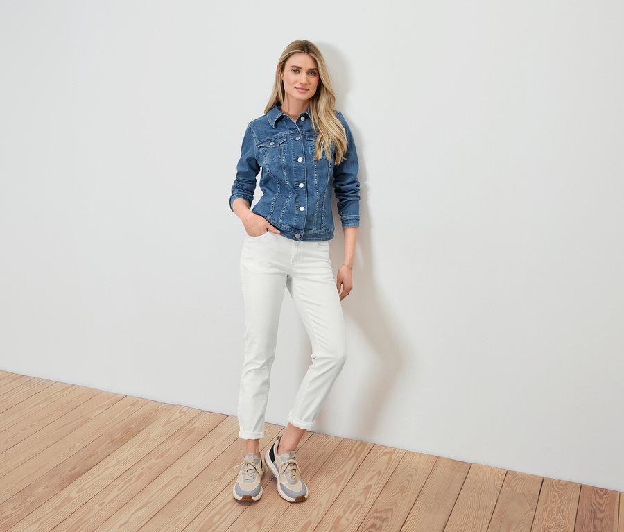 Femme posant en veste en jean et jeans ‒ Fit « Kira ».