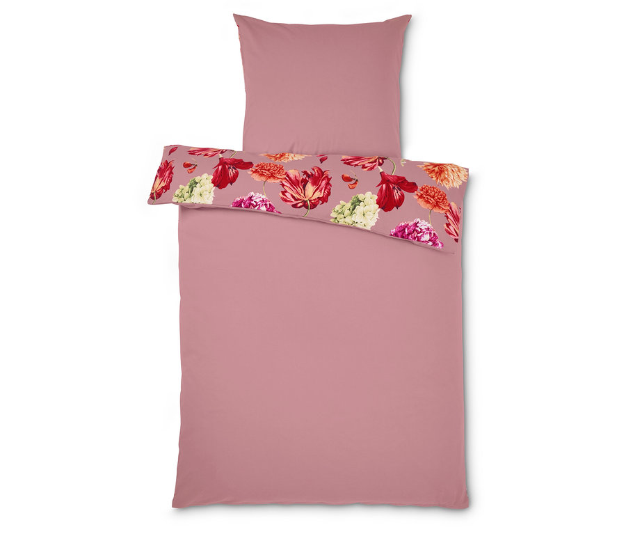 Linge de lit rose avec motif floral.