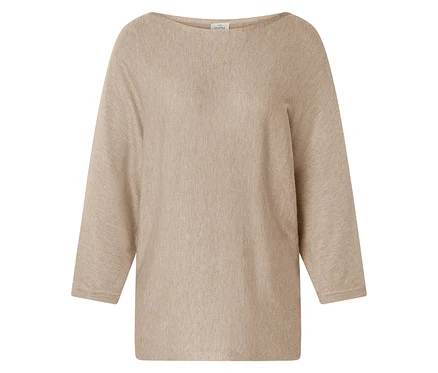 Un pull beige avec encolure bateau et manches trois quarts.