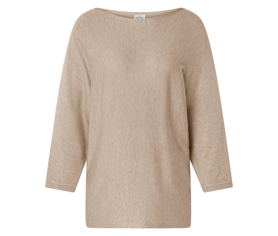 Un pull beige avec encolure bateau et manches trois quarts.