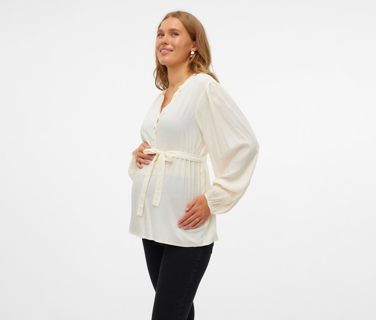 Femme enceinte portant un top MAMALICIOUS «
MLMERCY LIA » et un jean noir.