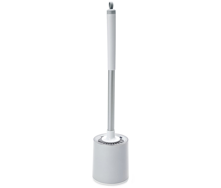 Une brosse de toilette grise avec un manche argenté et un support sur fond blanc.