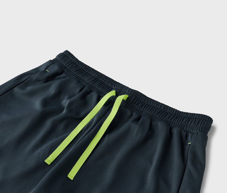 Gros plan d'un short gris foncé avec un cordon de serrage vert clair.