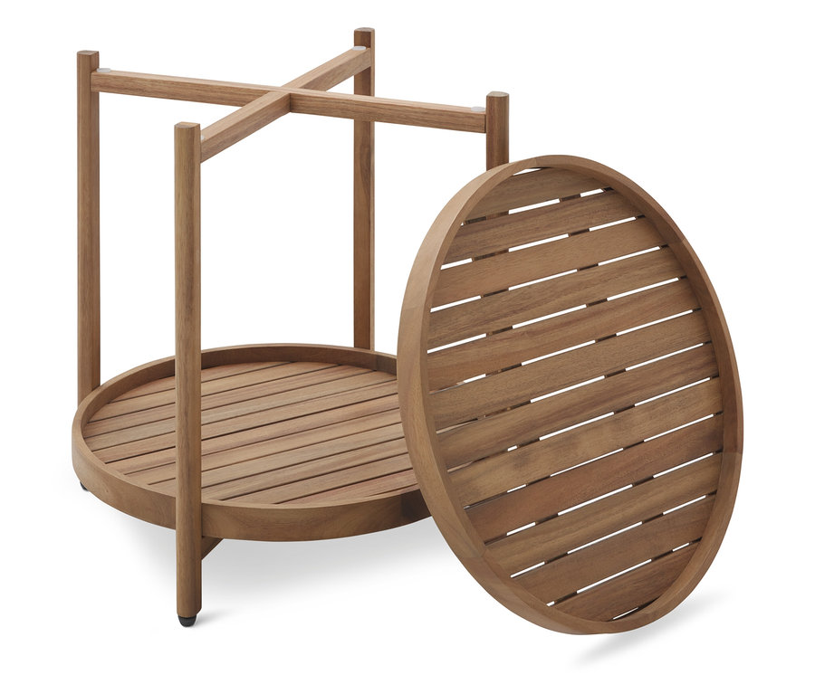 Une table basse ronde en bois démontée avec un plateau à lattes sur un fond blanc.