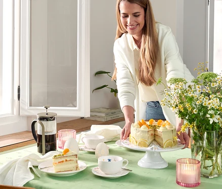Femme servant un gâteau à côté d'une cafetière à piston 800 ml, 6 tasses, champagne.