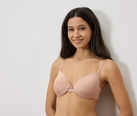 Femme portant un soutien-gorge couleur chair.