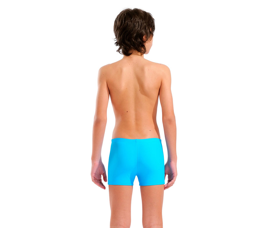 Vue arrière d'un garçon aux cheveux bruns portant un slip de bain turquoise.