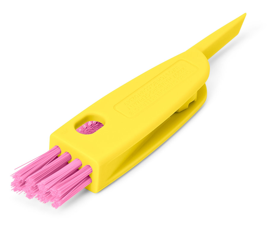 Une brosse de nettoyage jaune avec des poils roses et une extrémité pointue sur un fond blanc.