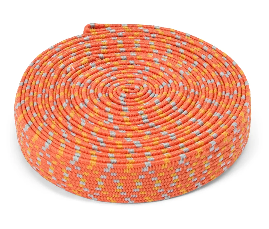 Un panier orange en spirale avec des accents jaunes et gris repose sur un fond blanc.