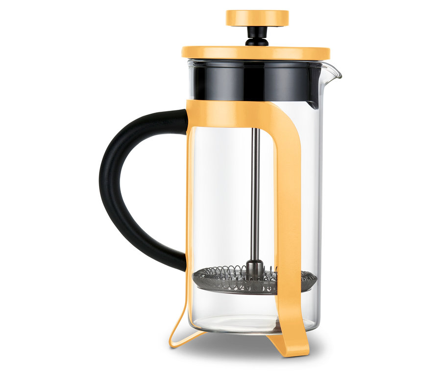 Une cafetière à piston en verre avec un cadre jaune et une poignée noire sur fond blanc.