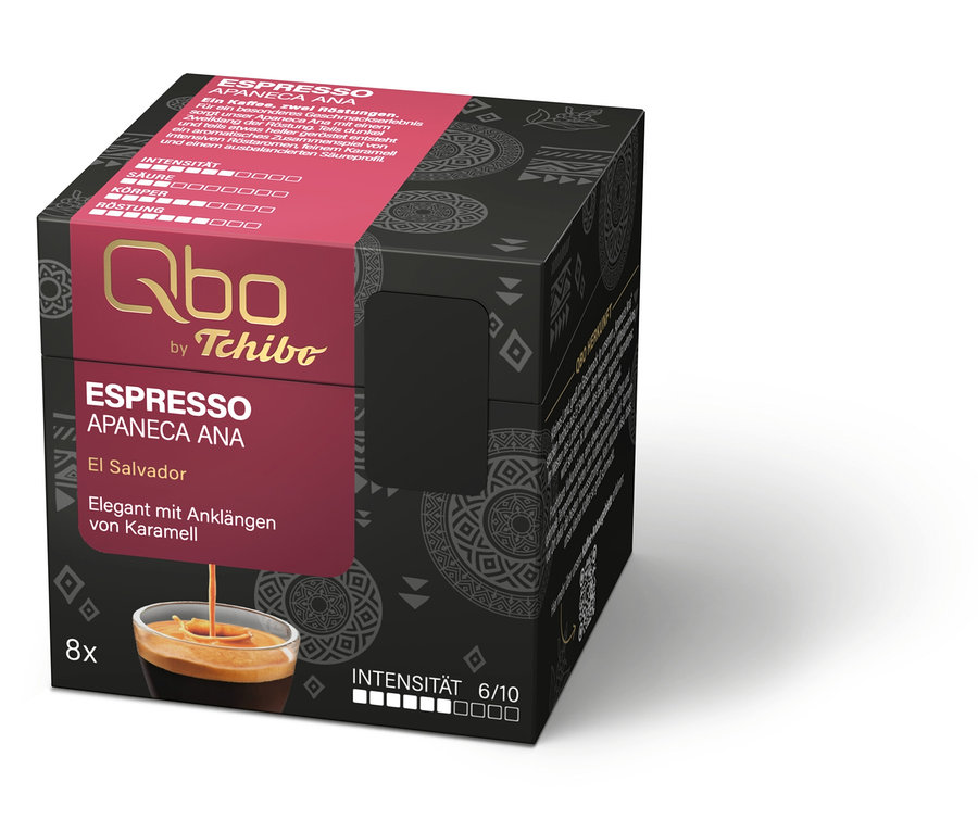 Boîte noire de capsules de café Qbo by Tchibo Espresso Apaneca Ana avec une étiquette rouge indiquant « El Salvador », « Élégant avec des notes de caramel », « 8x » et « Intensité 6/10 ». Une tasse d'espresso est également représentée.
