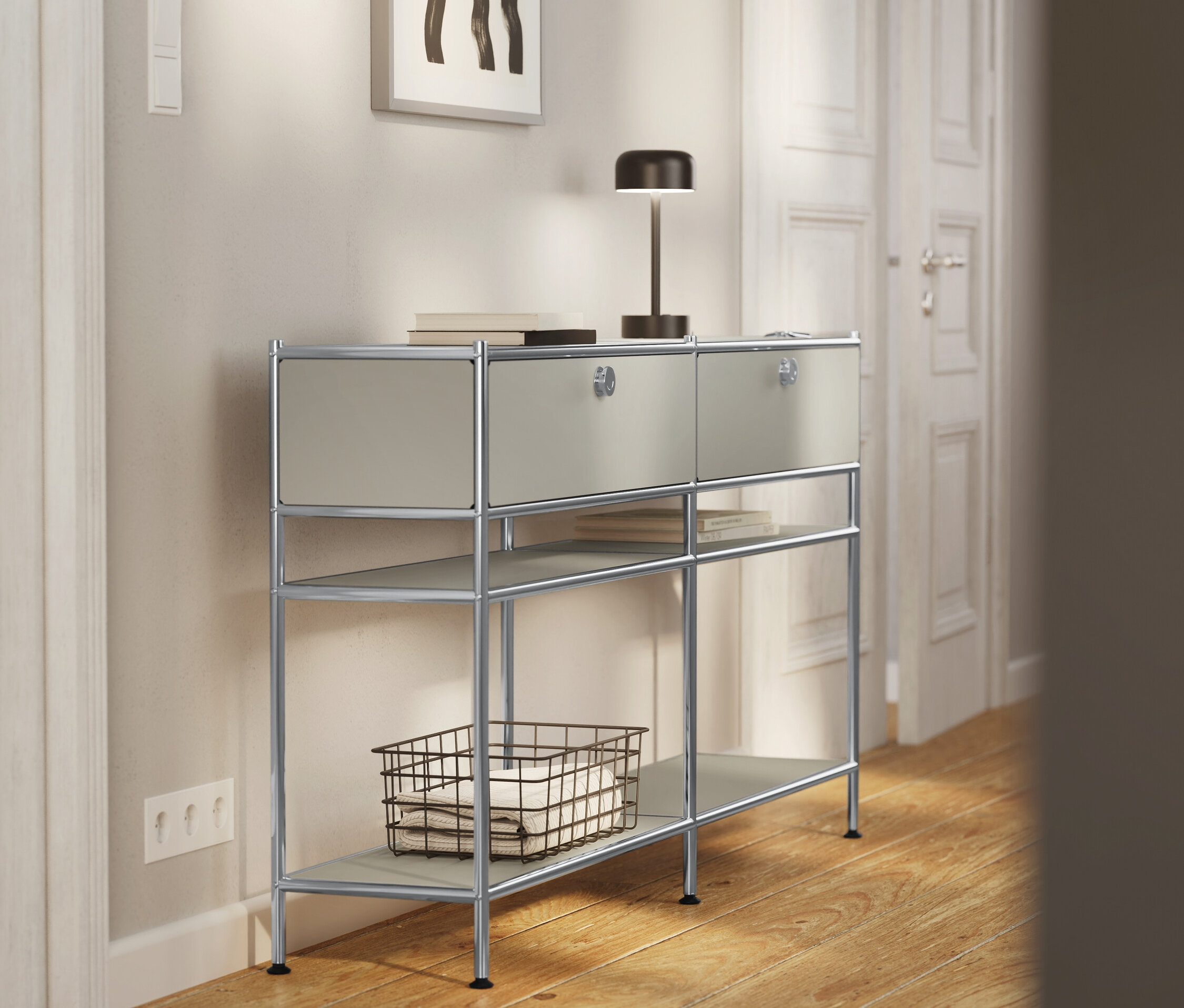 Étagère à deux tiroirs et lampe dans le couloir.