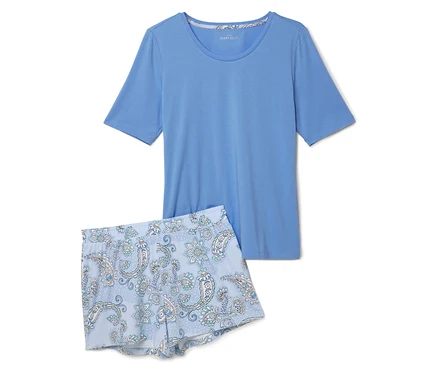 Ensemble pyjama shorty bleu comprenant un t-shirt et un short à motif cachemire.