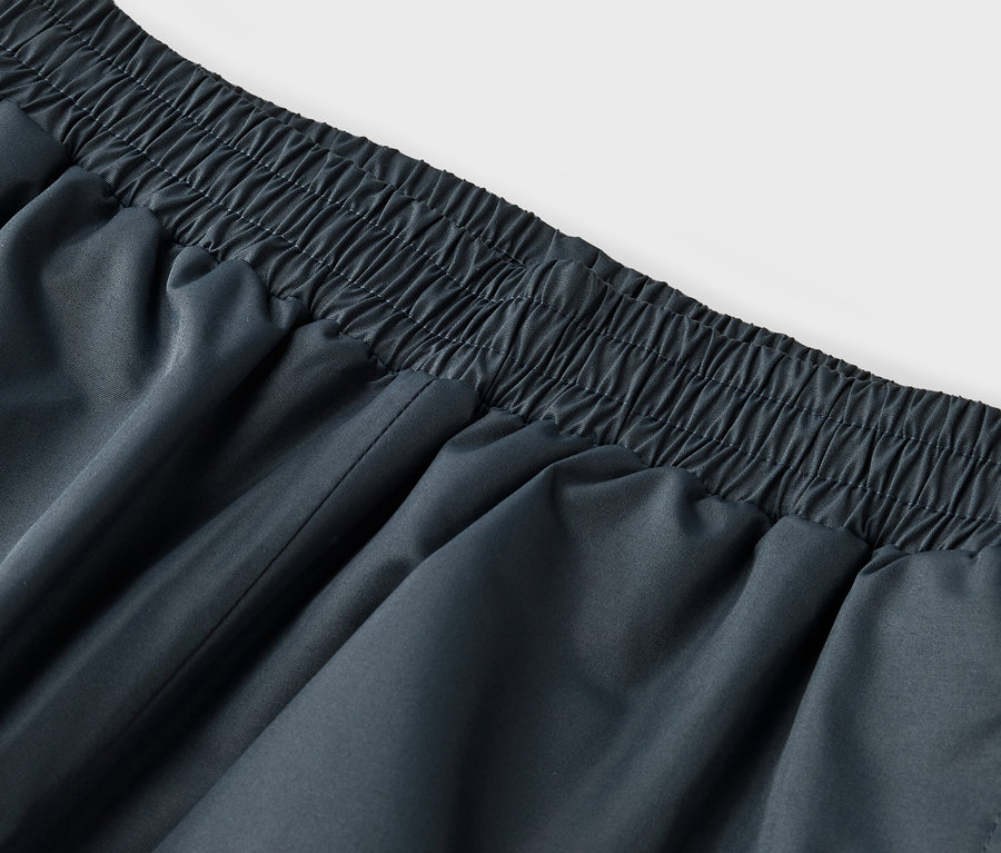 Gros plan d'un pantalon gris avec une taille élastique.