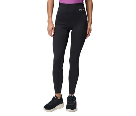 Femme portant des leggings Fila noirs et des baskets noires.
