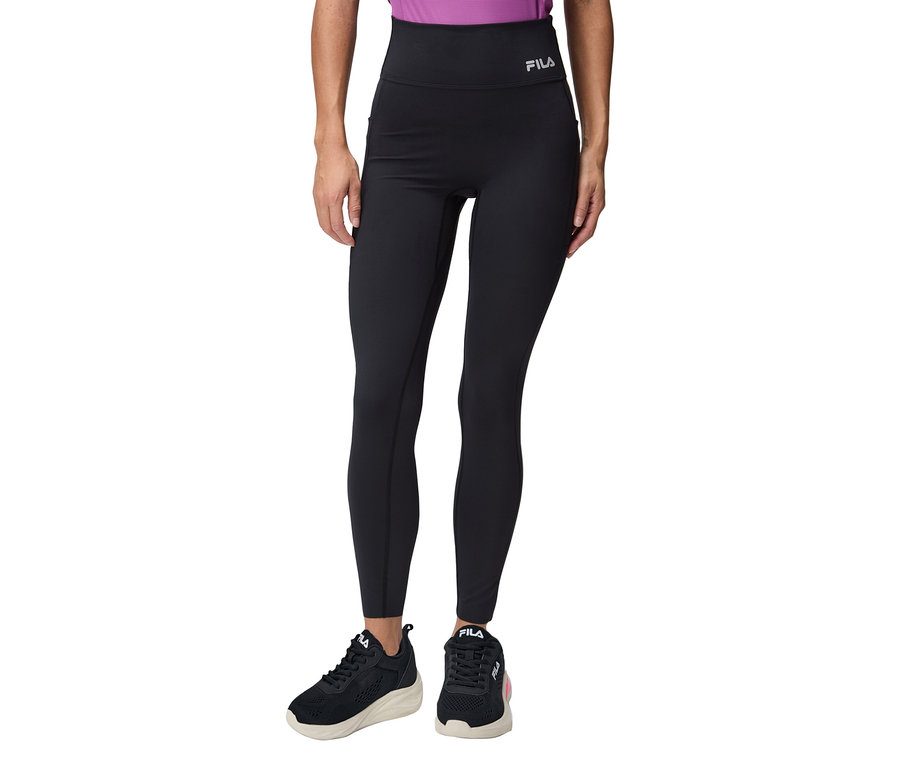 Femme portant des leggings Fila noirs et des baskets noires.