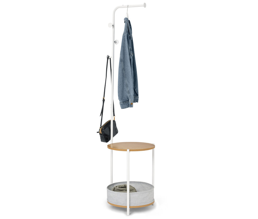 Porte-manteau avec veste en jean, sac à main et panier de rangement.