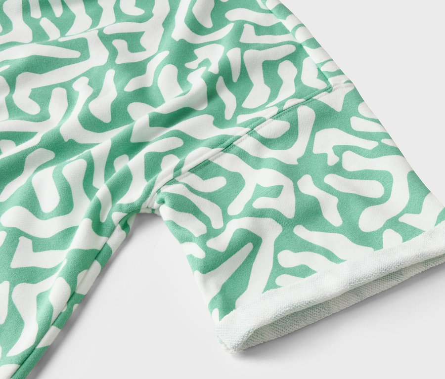 Gros plan d'un vêtement à motif vert et blanc.