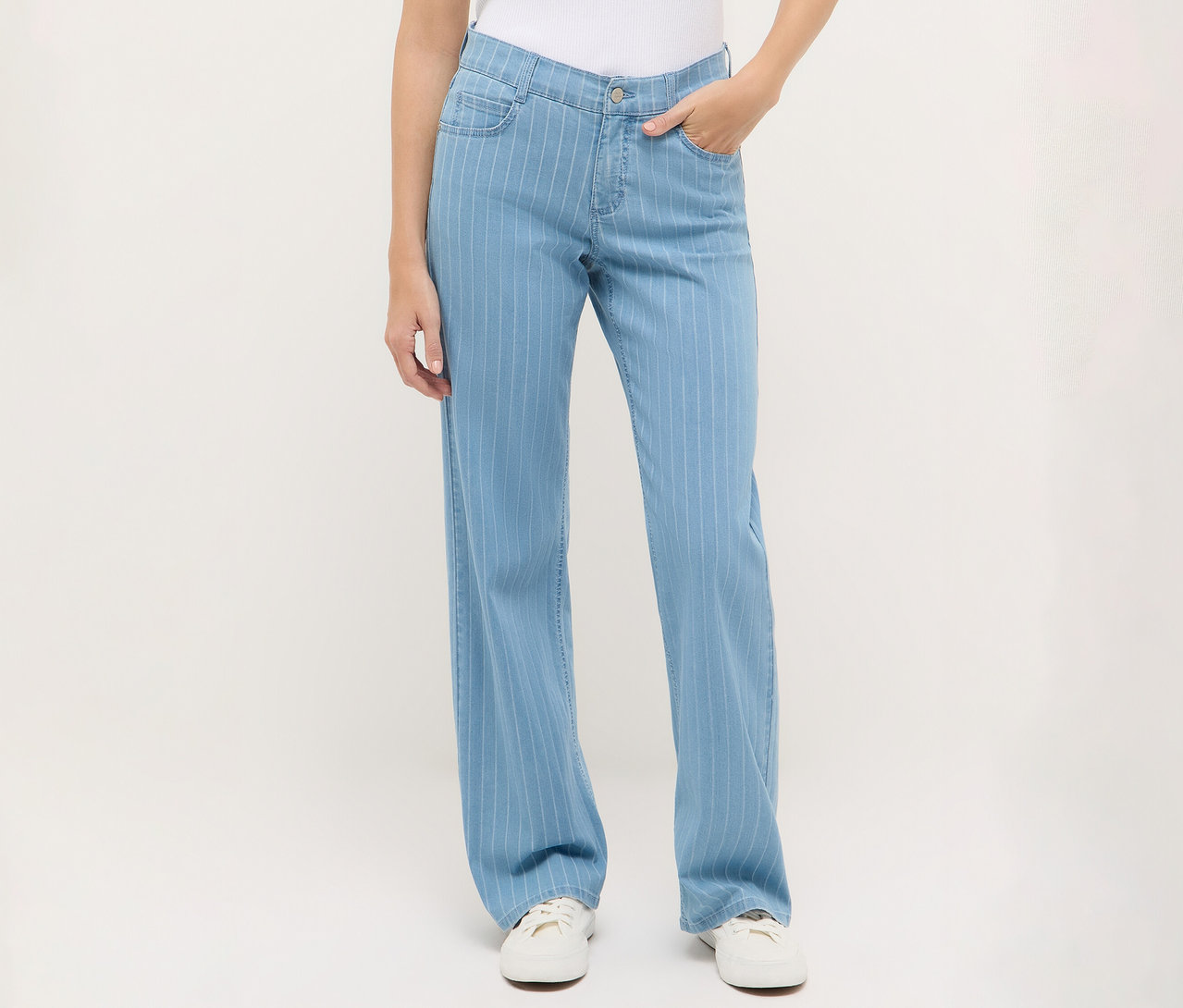 Femme portant un jean bleu Angels Denim « Liz » Wide Leg rayé et des baskets blanches.