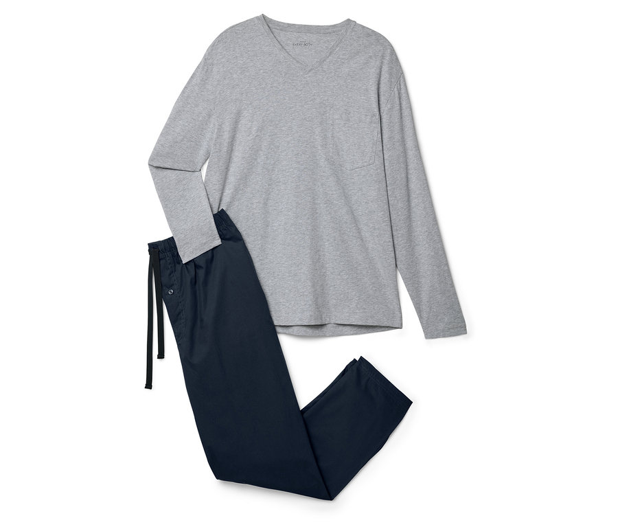Un haut de pyjama gris à manches longues est posé à côté d'un pantalon de pyjama bleu marine.