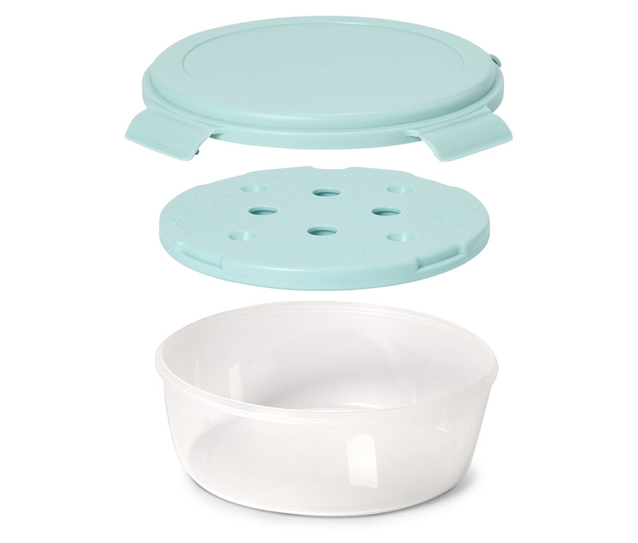 Un récipient transparent vide avec un couvercle turquoise et un insert, isolé sur un fond blanc.