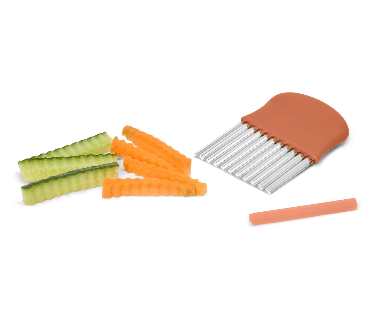 Des bâtonnets de concombre et de carotte aux bords ondulés sont posés à côté d'une trancheuse à légumes orange sur fond blanc.