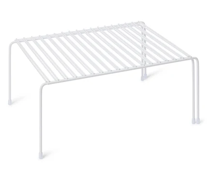 Une étagère métallique blanche rectangulaire à quatre pieds se dresse sur une surface blanche.