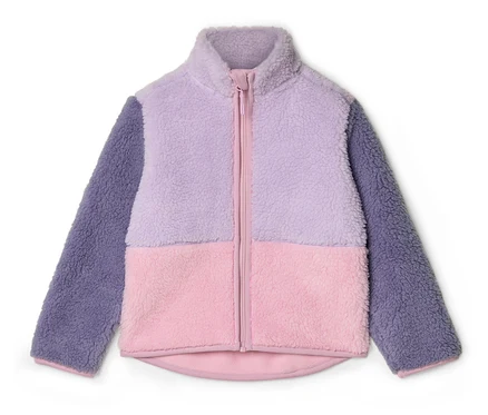 Une veste en polaire violette et rose est zippée.