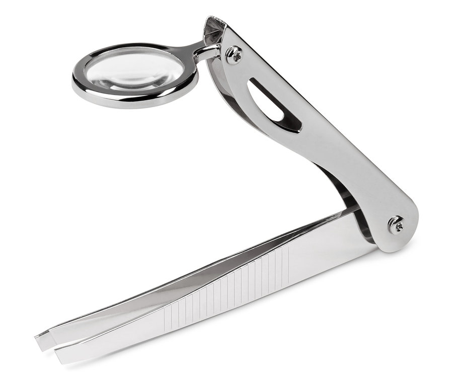 Une pince à épiler grossissante en métal repose sur un fond blanc.